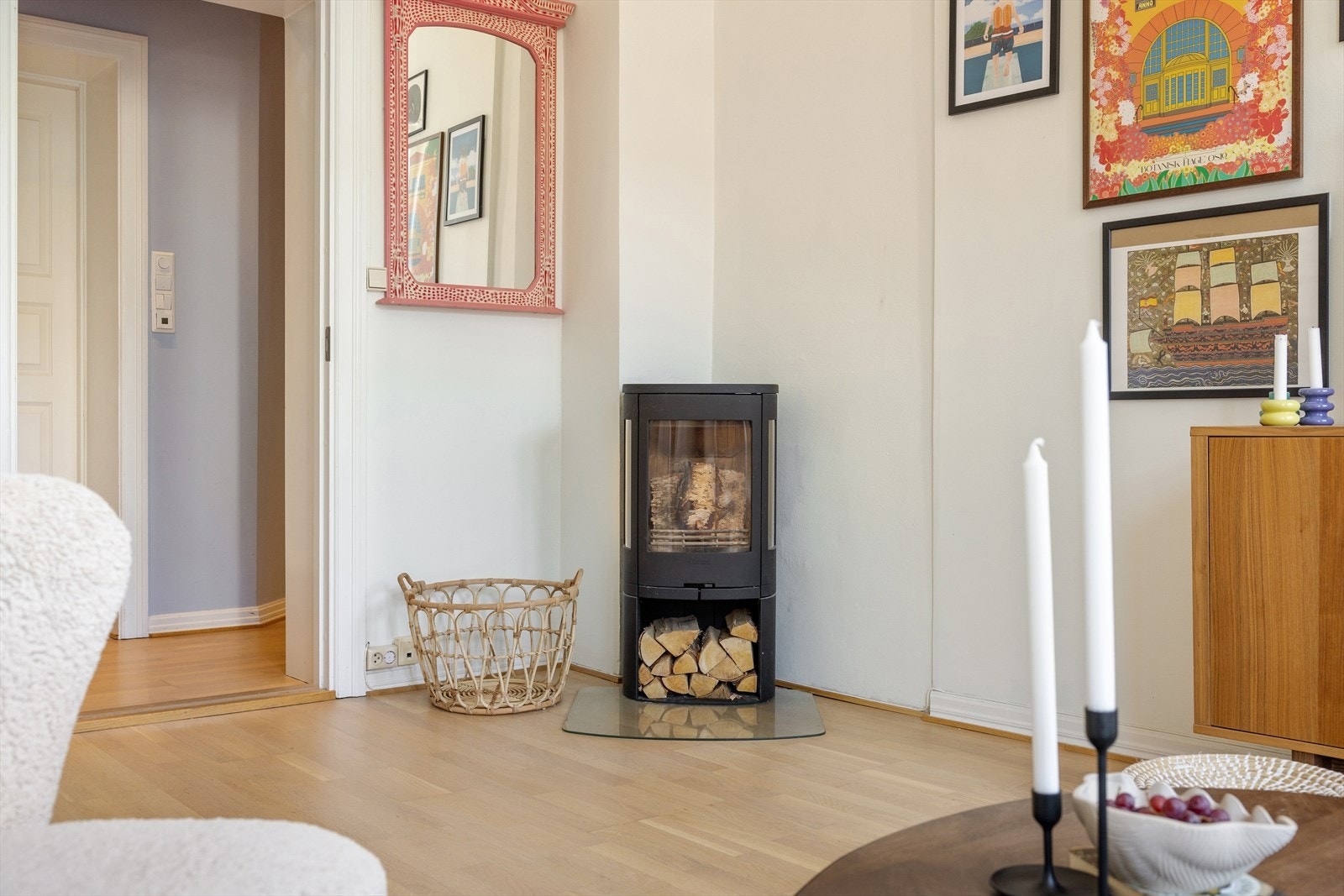 Flott vedovn sikrer behagelig, vedvarende varme og bidrar til hyggelig stemning Galleribilde