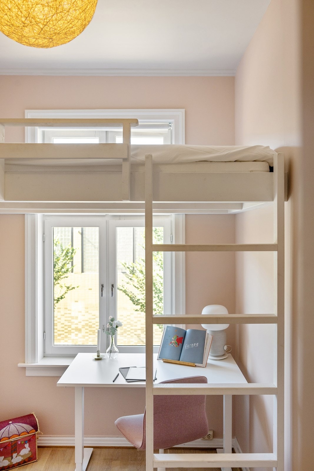 Egen, plassbygd køyeseng med stige Galleribilde