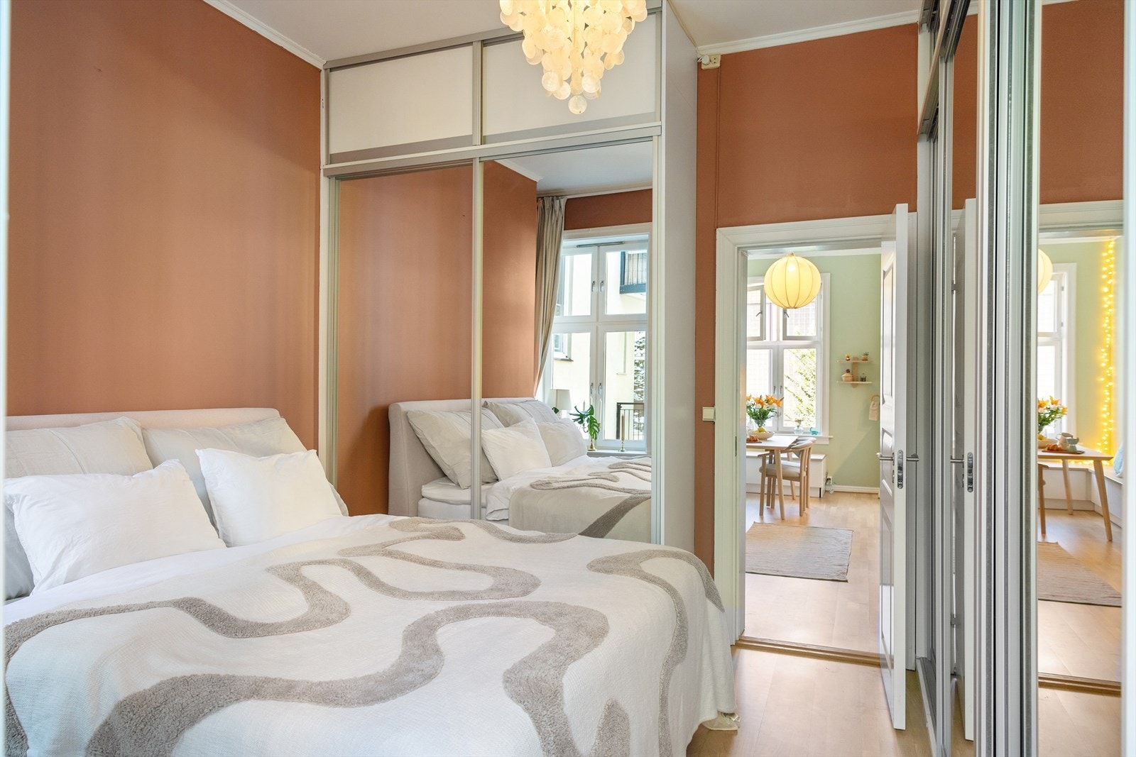 Rommet er malt i en stilig fargetone som passer godt med parketten og interiøret for øvrig Galleribilde