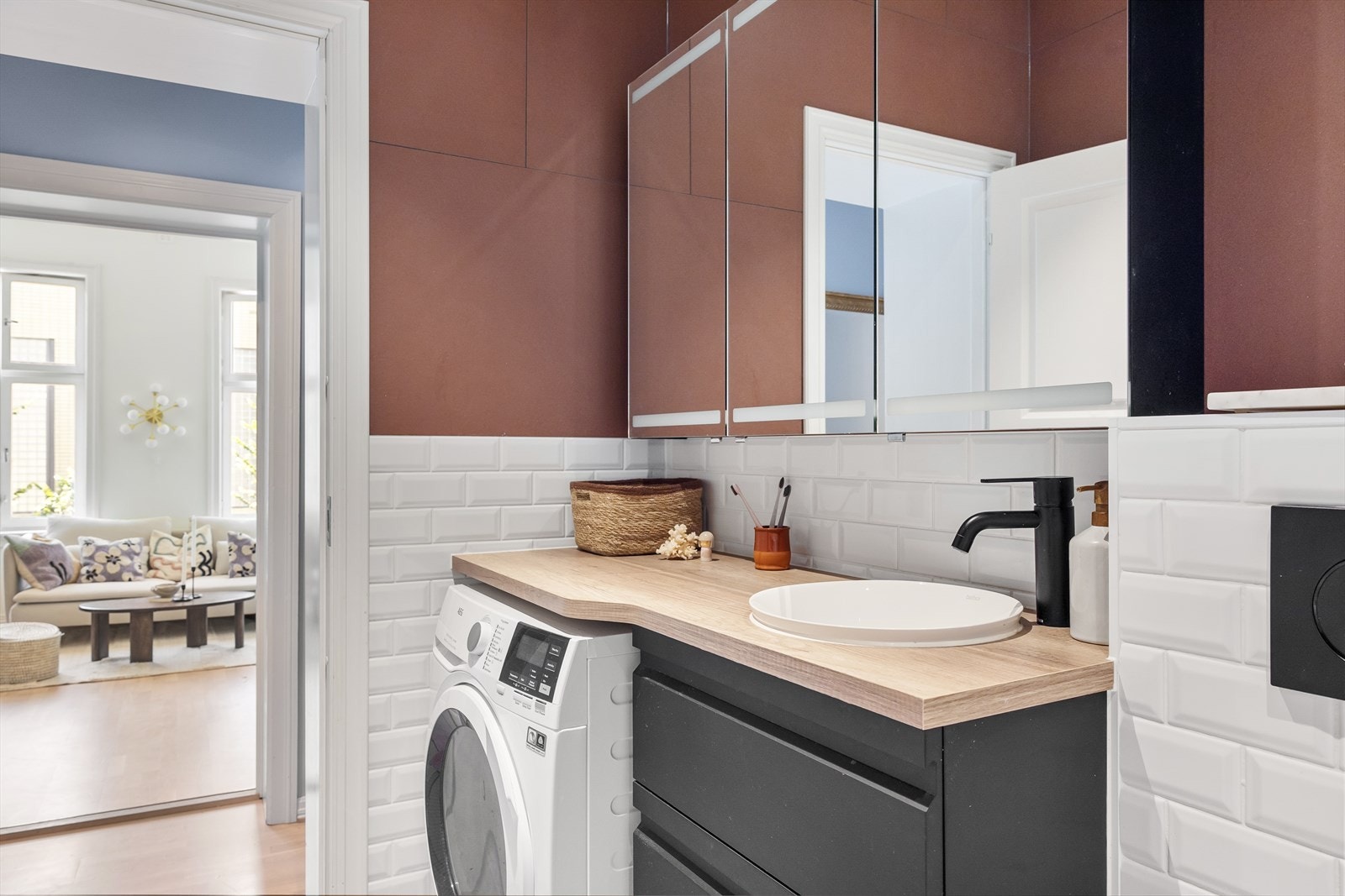 Innredning består av servantskap med nedfelt servant, underskuffer og 1-greps blandebatteri, badekar og vegghengt toalett Galleribilde