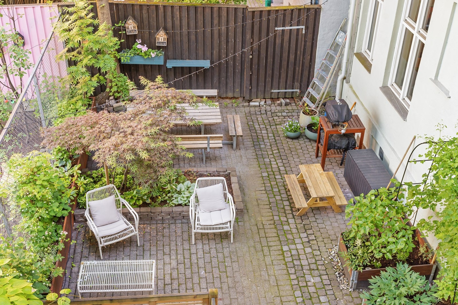 Balkongen vender mot borettslagets hyggelige og fredelige bakgård Galleribilde