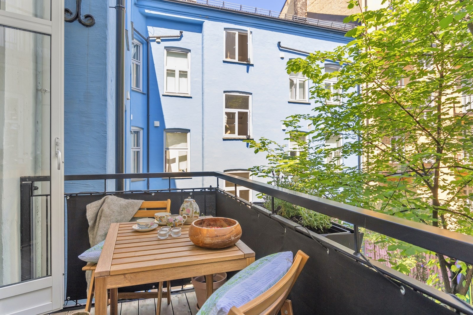 Fra soverommet er det utgang til en nordøstvendt balkong på ca. 3 kvm. Galleribilde