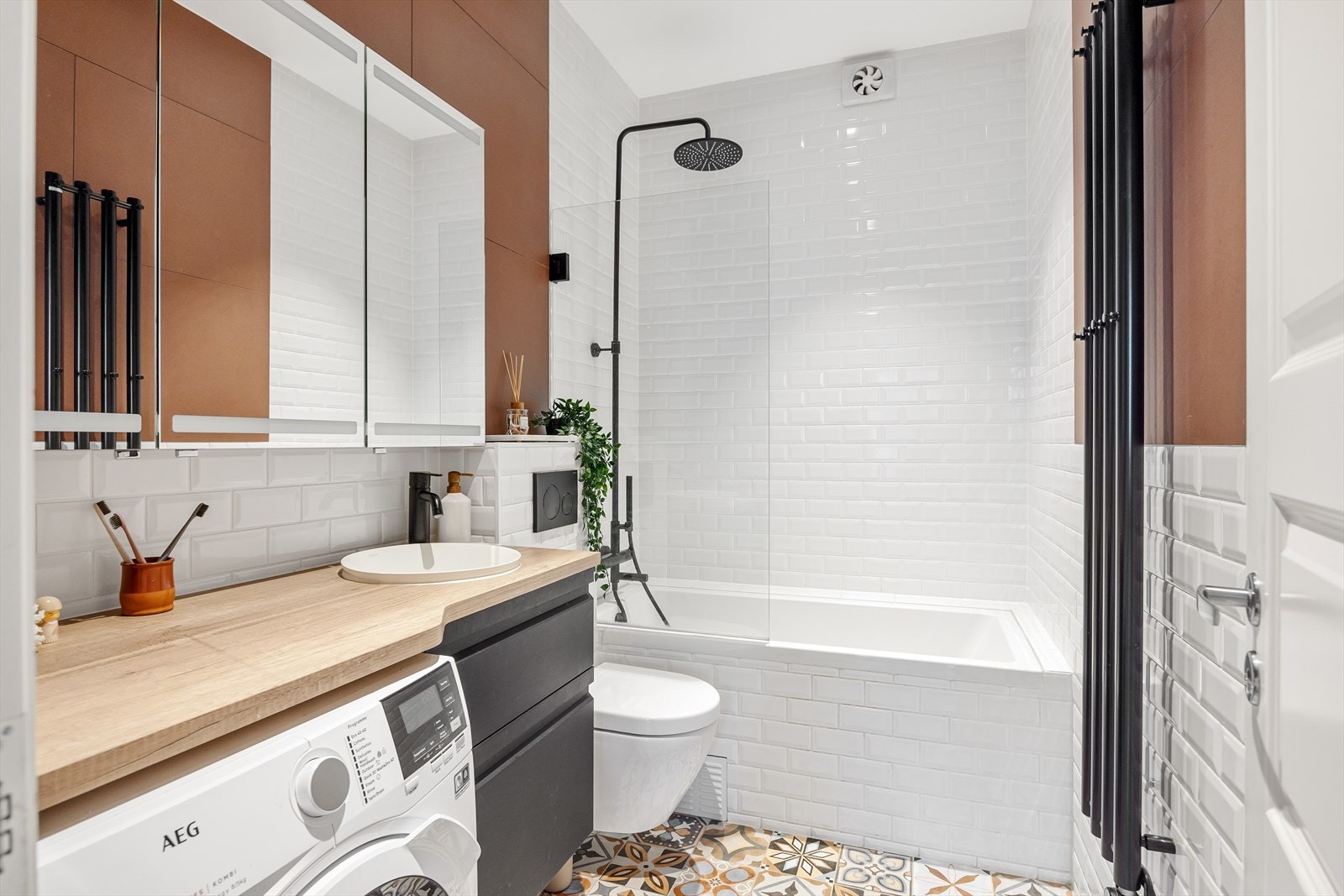 Lekkert og moderne bad fra 2022 med opplegg for vaskemaskin Galleribilde
