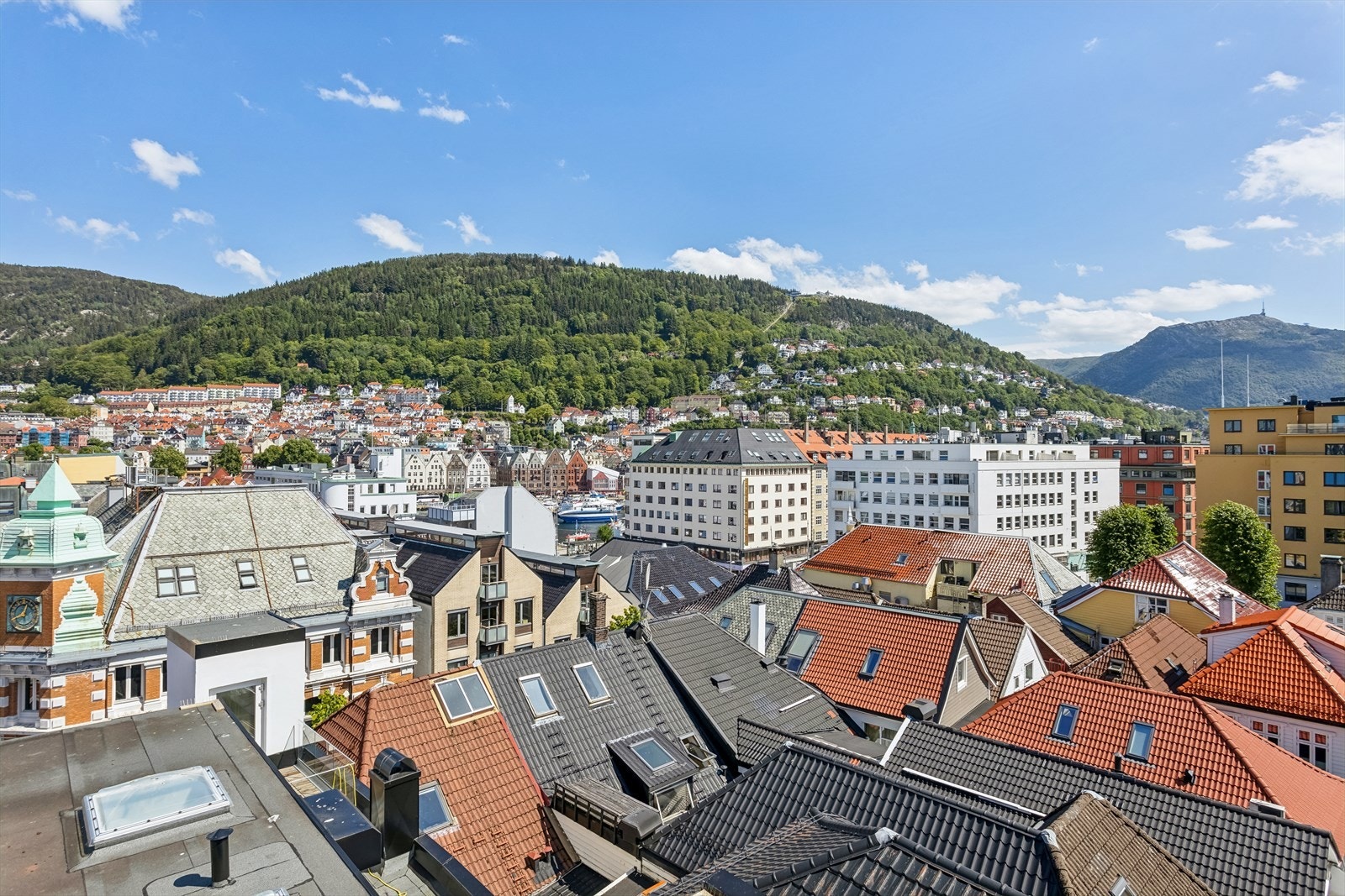 Praktfull utsikt mot Fløyen, Ulriken og deler av Vågen Galleribilde