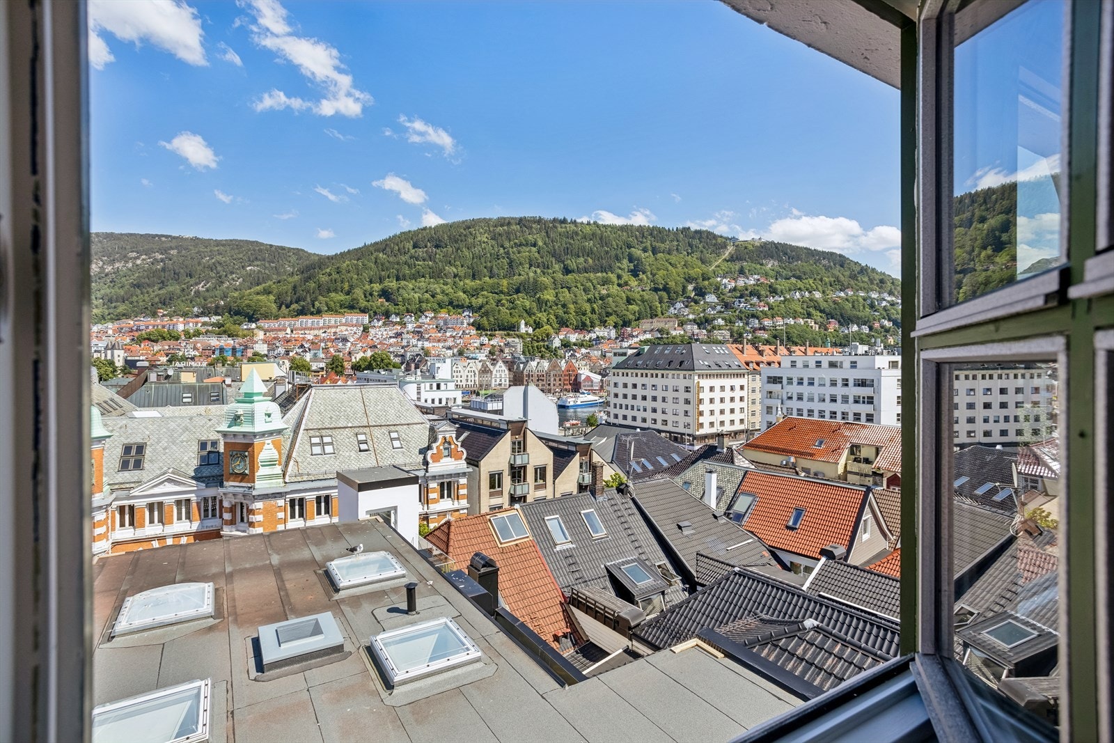 Utsikten gir deg full oversikt over Bergen sentrum Galleribilde