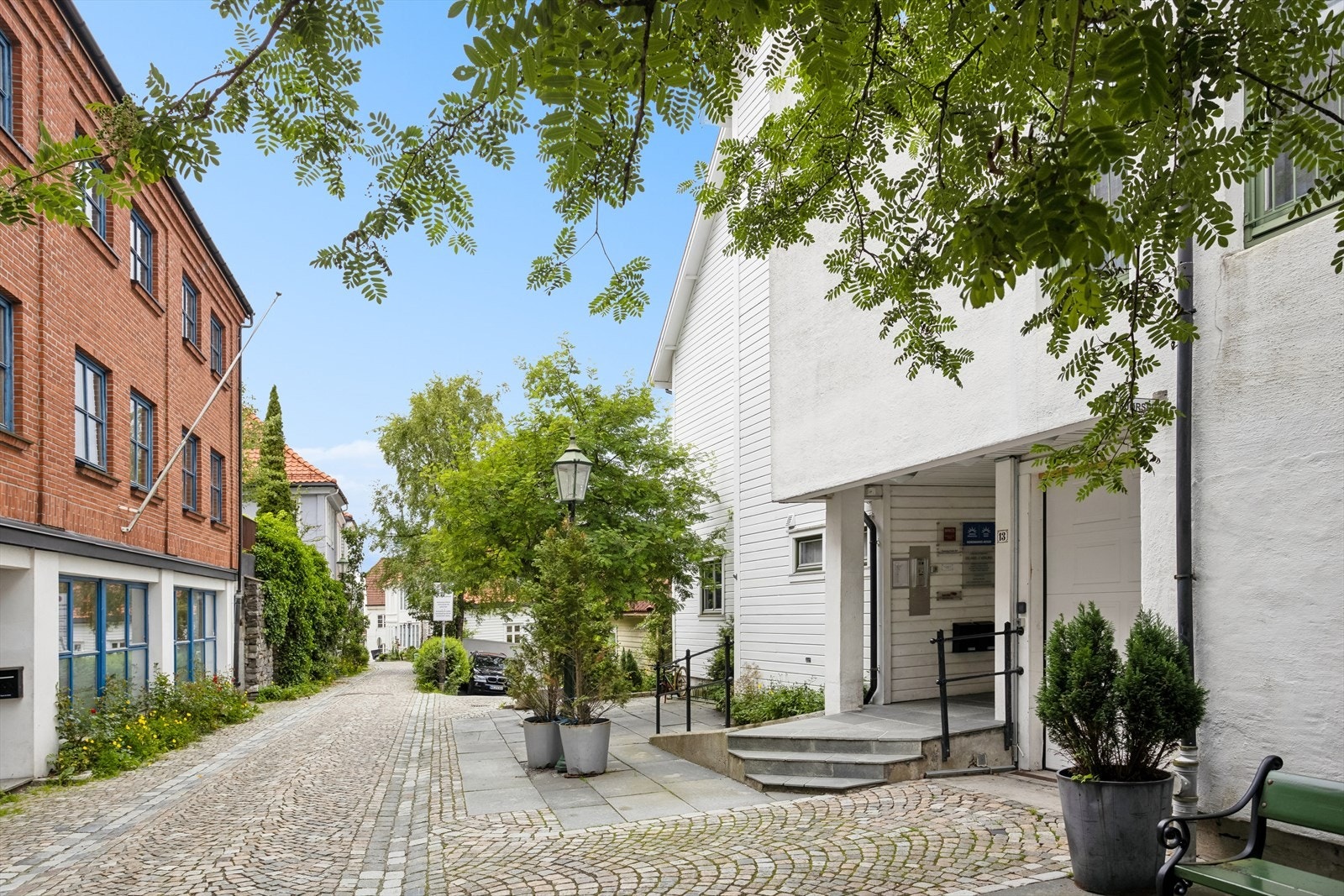 Eiendommen ligger i en sjarmerende brosteinsbelagt gate uten gjennomgangstrafikk. Galleribilde