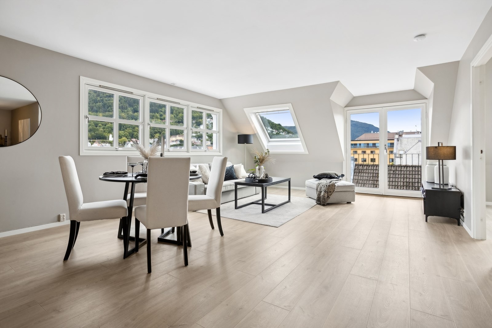 Lys og luftig stue med store vindusflater. Galleribilde