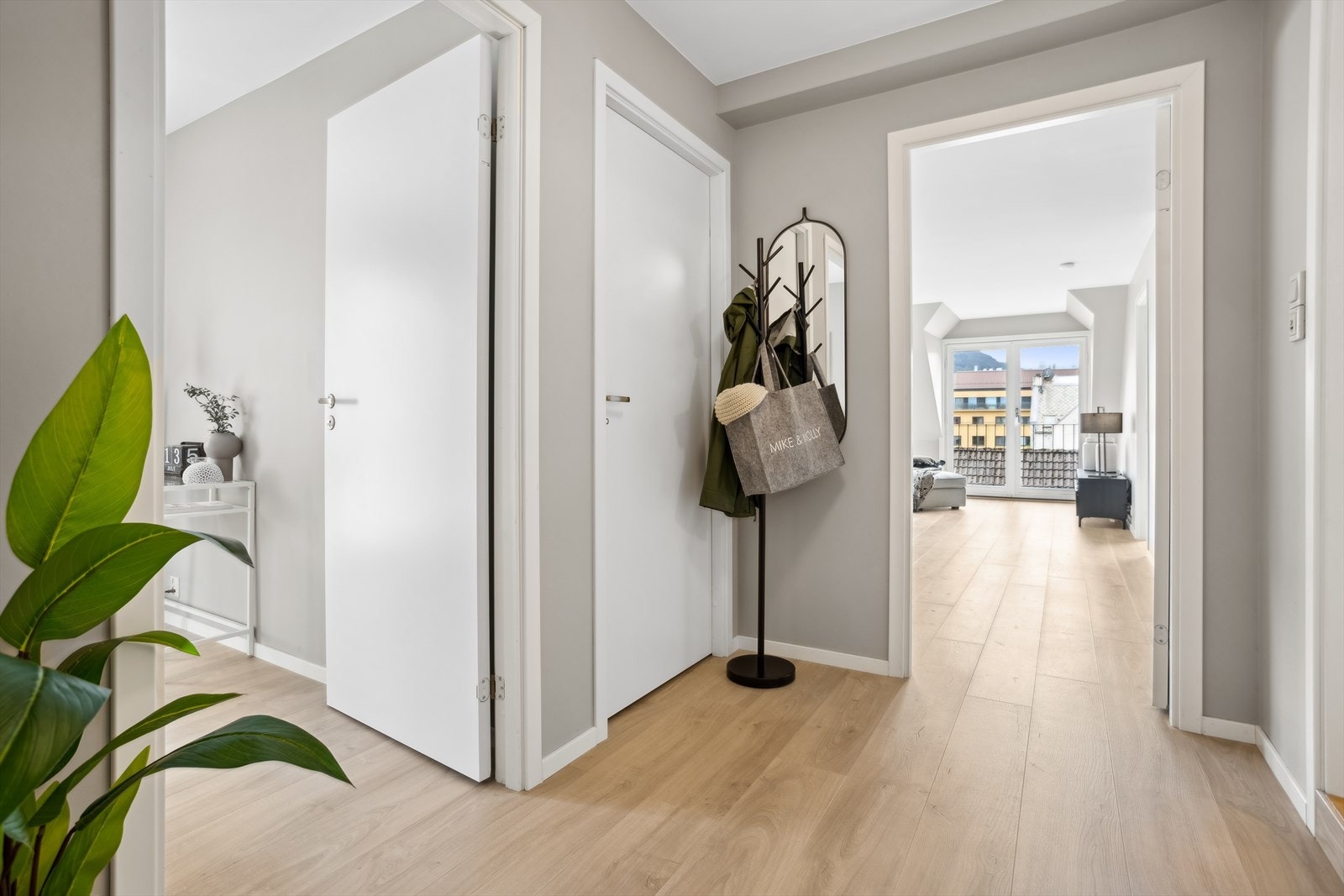 Innbydende entre med tilhørende bod som kan benyttes til garderobe. Det er i tillegg ekstern bod på 5 kvm. i underetasjen. Galleribilde