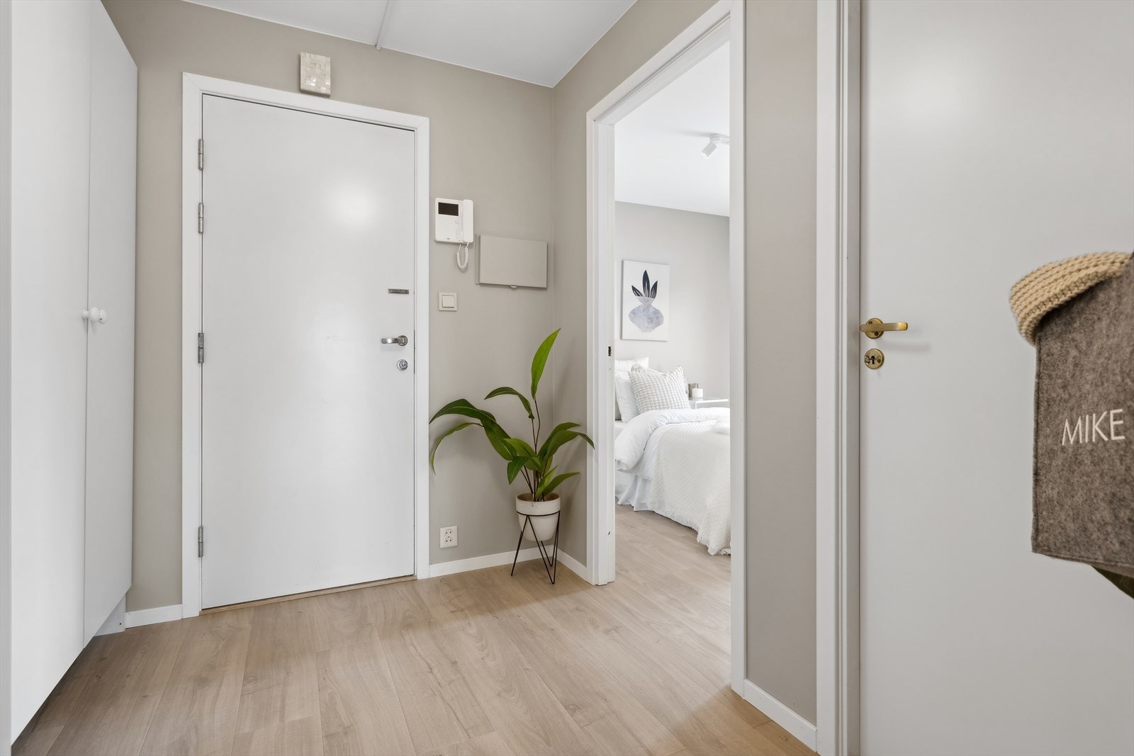 Velkommen inn - Praktisk gang med nisje til garderobeskap Galleribilde