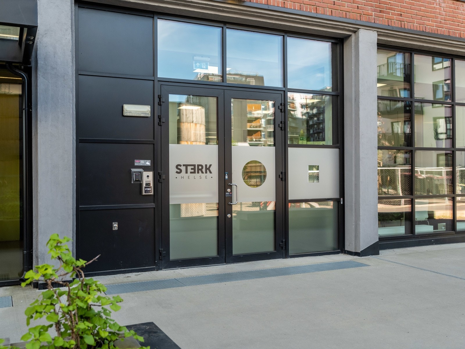 STERK Helse Vinslottet ligger i 1.etg. Her finner du finner du privatlege, fastleger, sykepleiere, kiropraktorer, fysioterapeuter, muskelterapeuter, ernæringsrådgivere, fotterapeut og treningsspesialister. Galleribilde