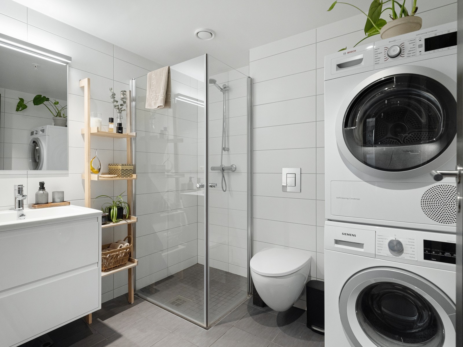 Pent og flislagt bad av god størrelse. Galleribilde