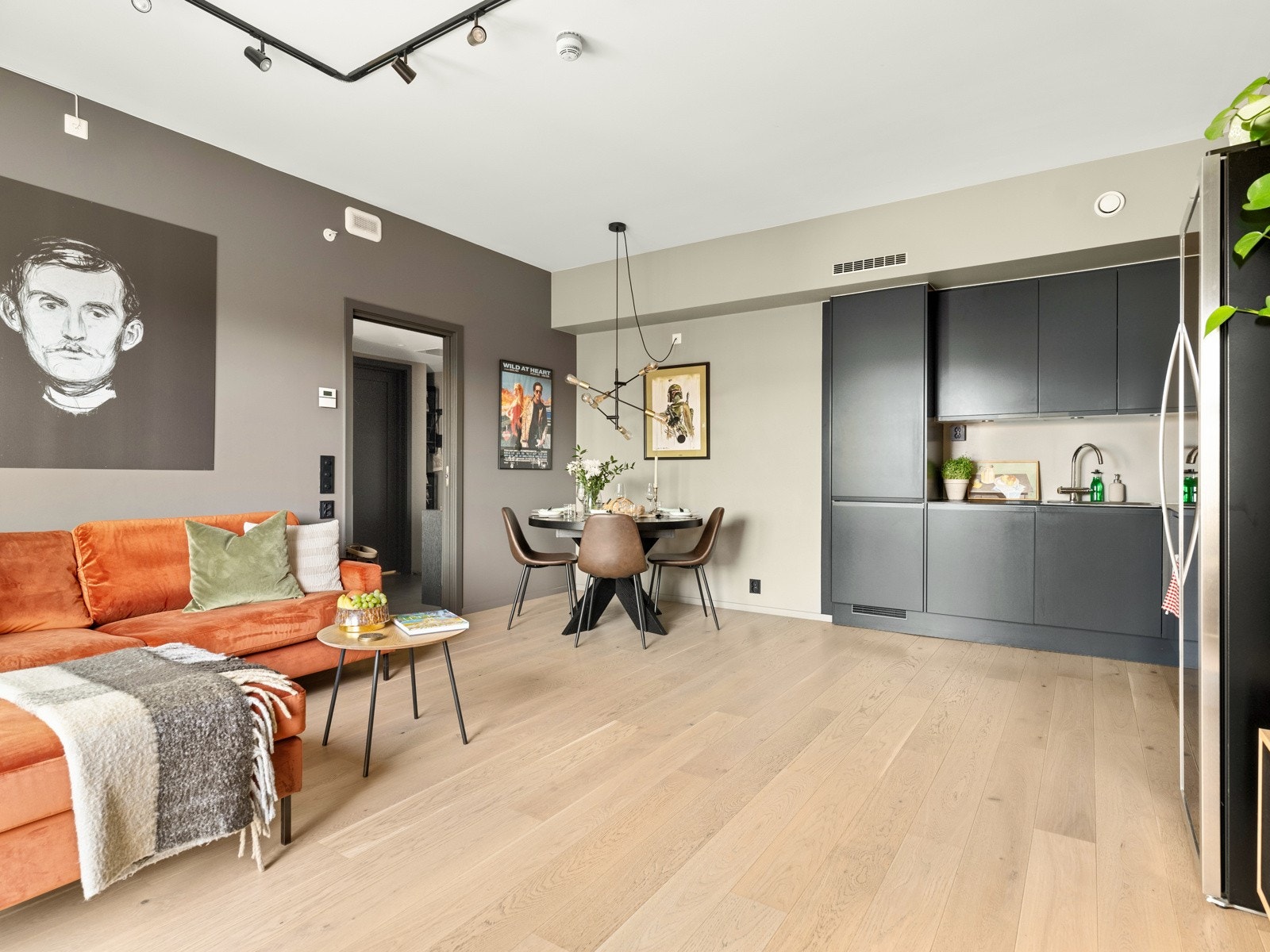 I sonen nær kjøkken er det god plass til spisebord. Galleribilde