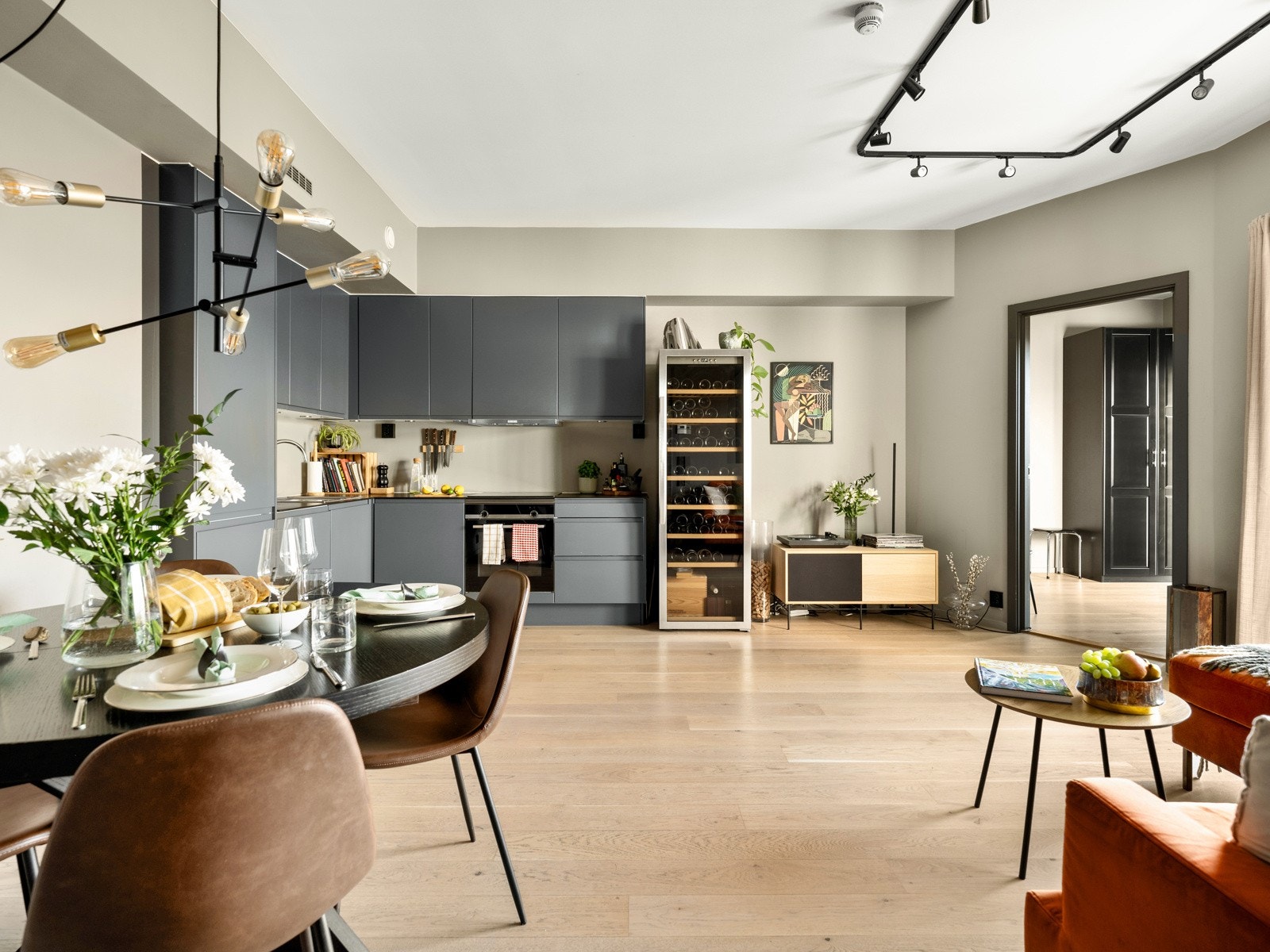 Stuen er arealeffektiv og den er enkel å møblere. Galleribilde