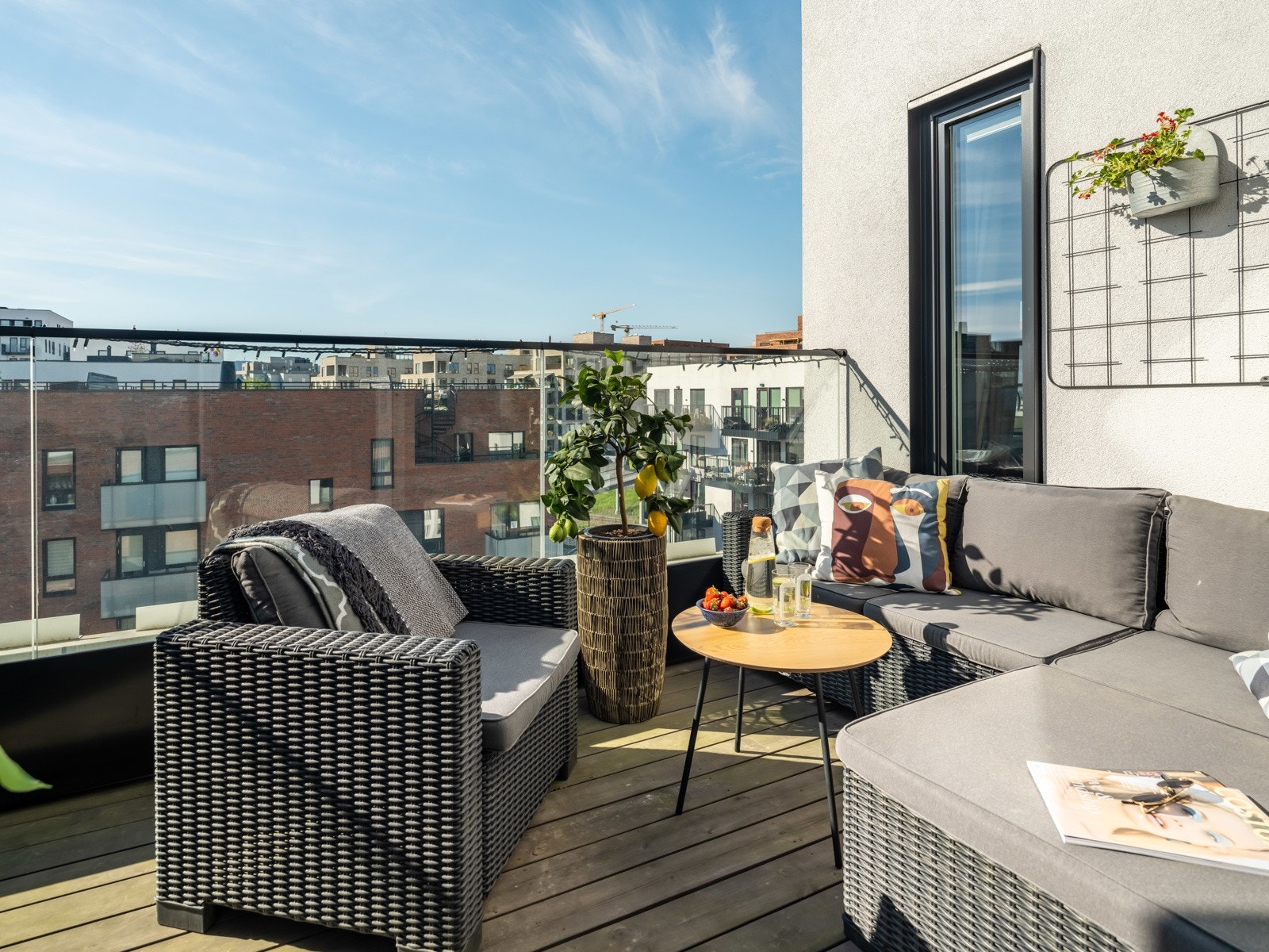 Balkongen er vendt mot vest med optimale solforhold! Galleribilde