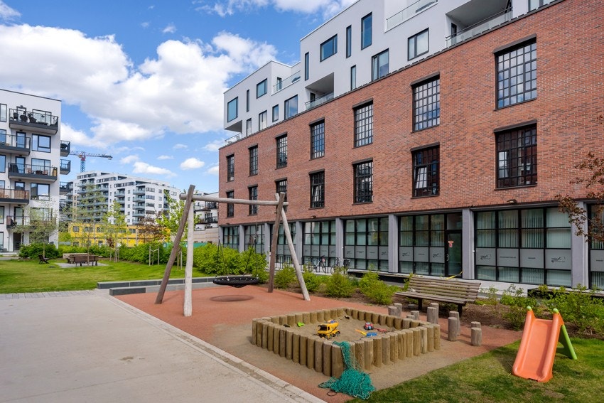 Vinslottet er pent opparbeidet med beplanting og lekeapparater. Bondens marked arrangeres også foran Vinslottet hvor det er mulig å kjøpe sesongvarer direkte fra bonden. Galleribilde