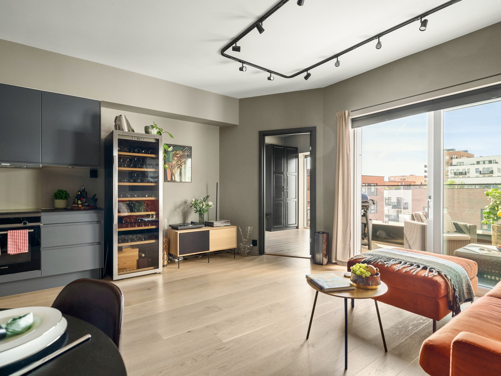 Store vindusflater sikrer gode lysforhold i boligen. Galleribilde