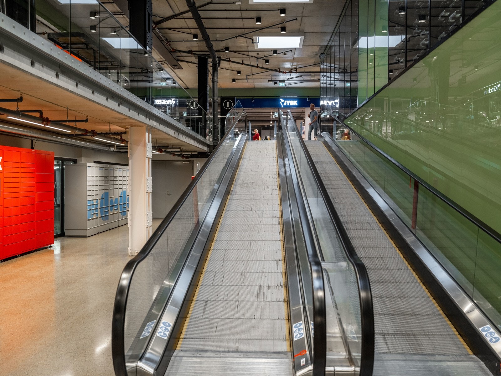 Fra garasjeanlegget kan du gå tørrskodd rett til senteret hele året. Galleribilde