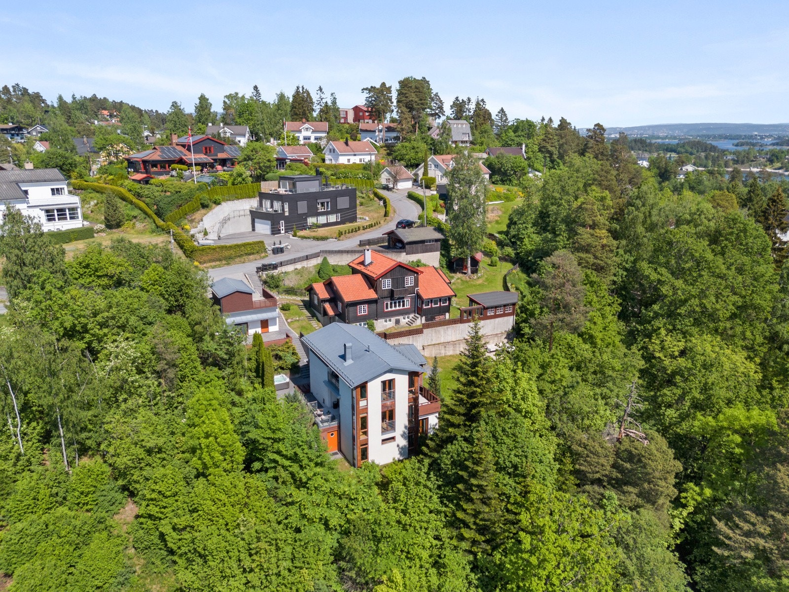 Dette er en flott beliggende arkitekttegnet enebolig på Slependen. Galleribilde