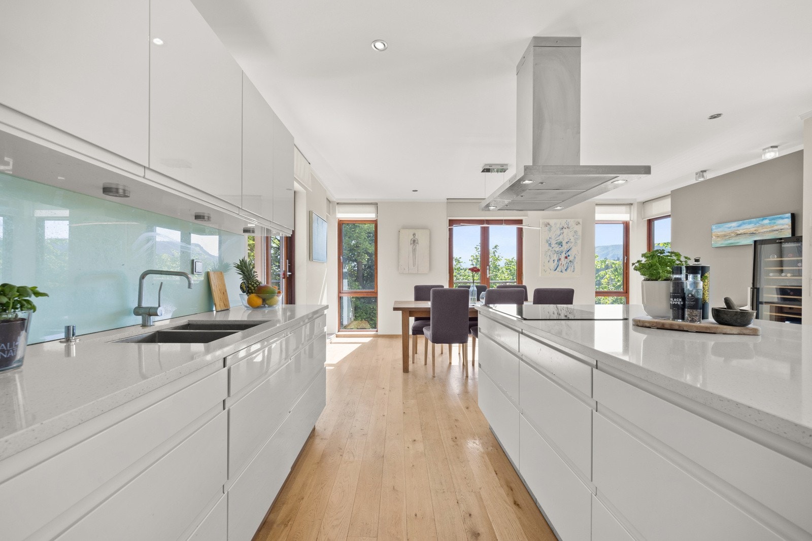 Kjøkkenet er velutstyrt med integrerte hvitevarer. Her er det også god arbeidsflate Galleribilde