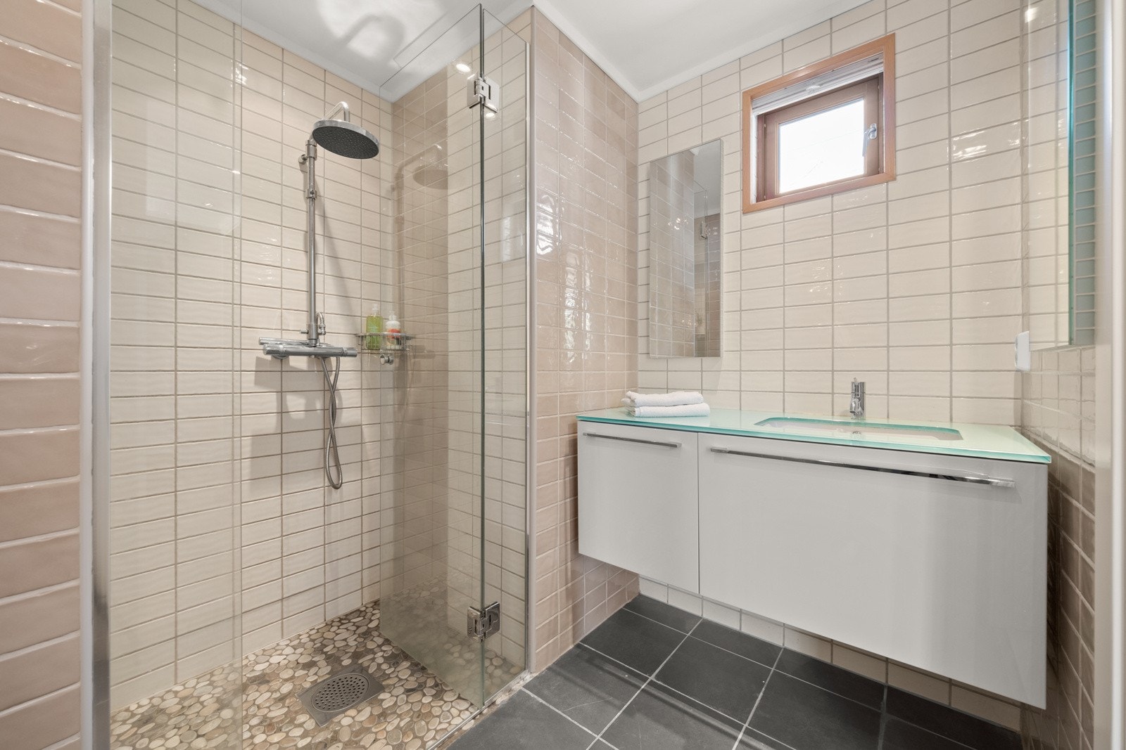 Flott og pent flislagt bad Galleribilde