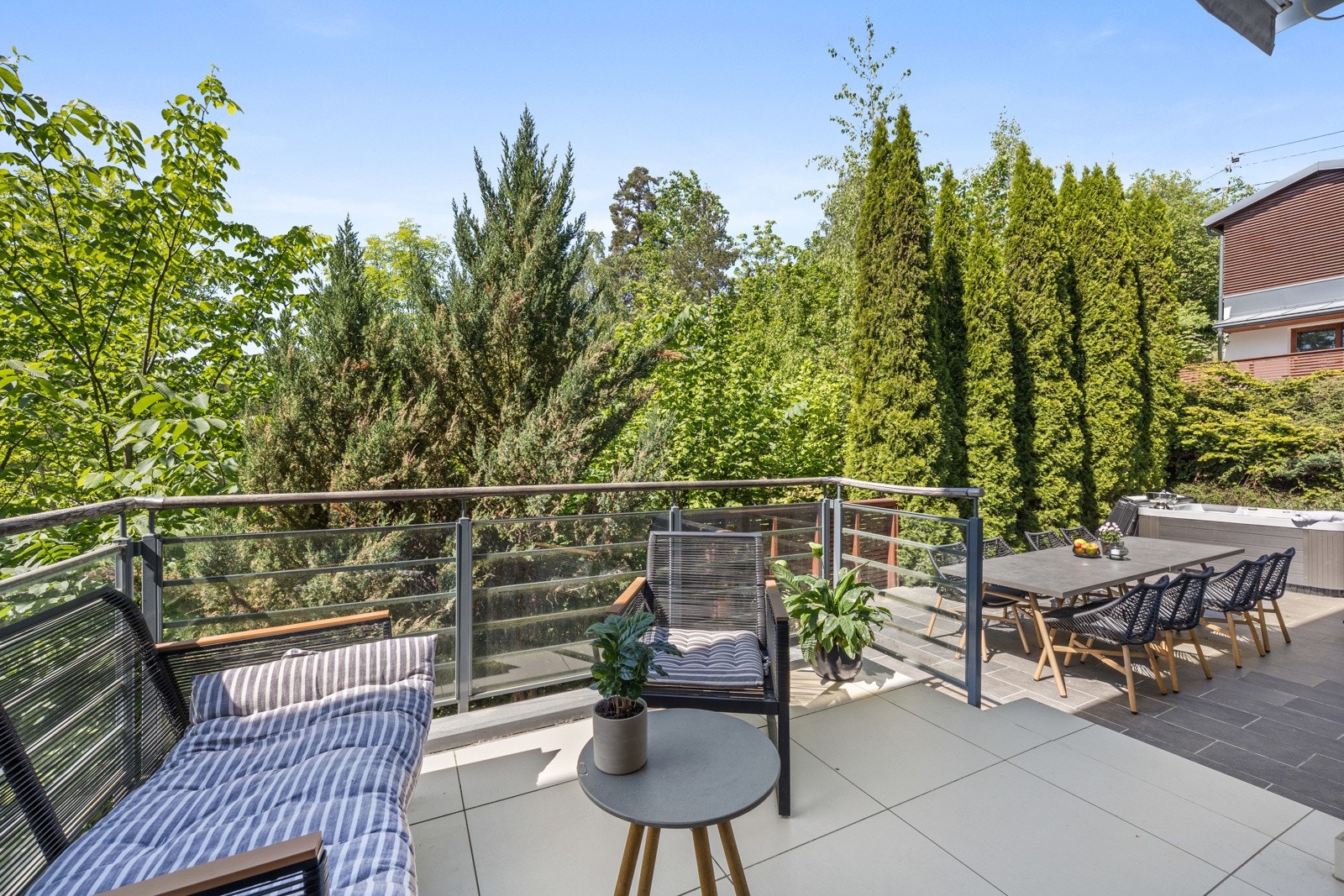 Her bor du sentralt til i grønne omgivelser Galleribilde