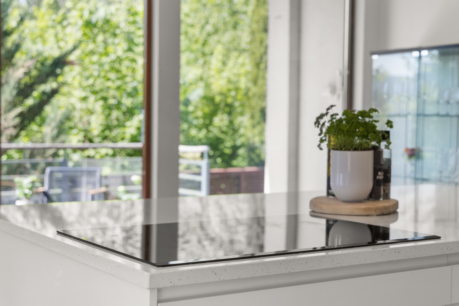 Kjøkkeninnredning fra HTH med glatte høyglansfronter holdt i hvit utførelse Galleribilde