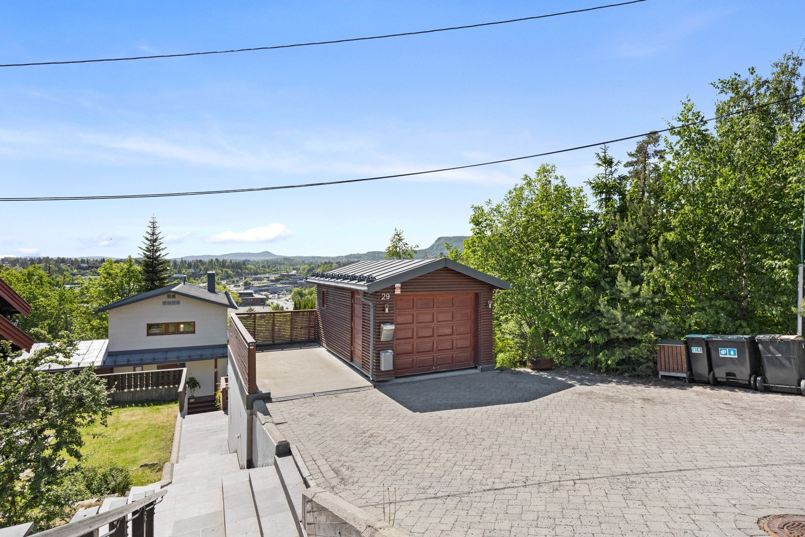 Det er gode parkeringsmuligheter på tomten Galleribilde