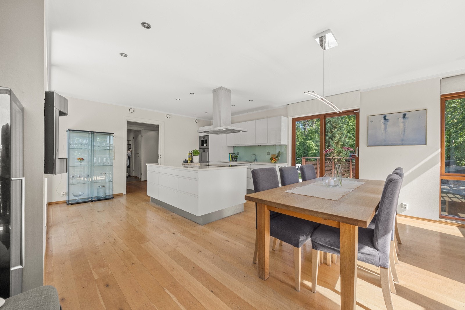 I 1. etg. er det åpen løsning beståen av kjøkken og spisestue Galleribilde