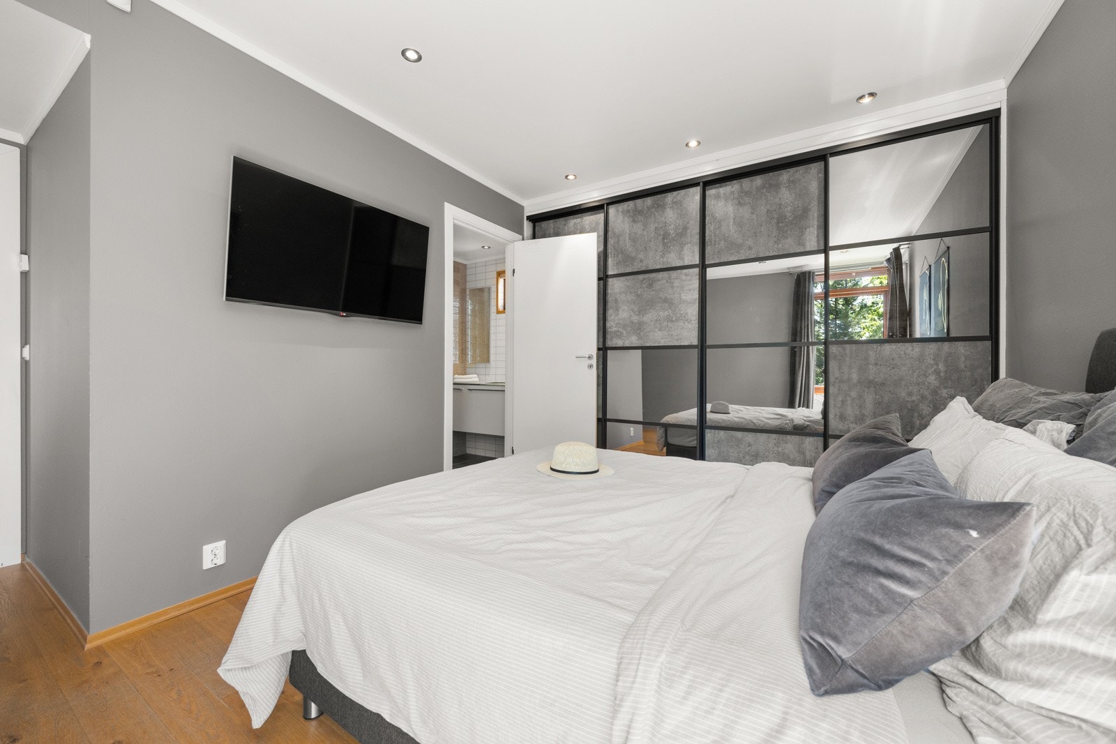 Hovedsoverom med tilgang til eget bad Galleribilde