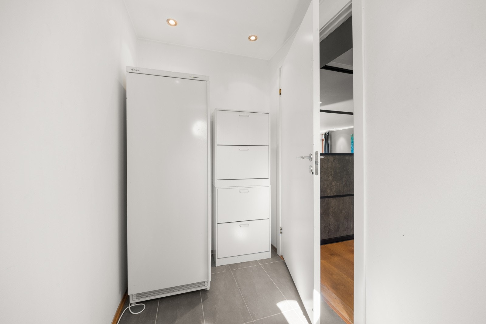 Separat inngang i kjelleretasje. Galleribilde