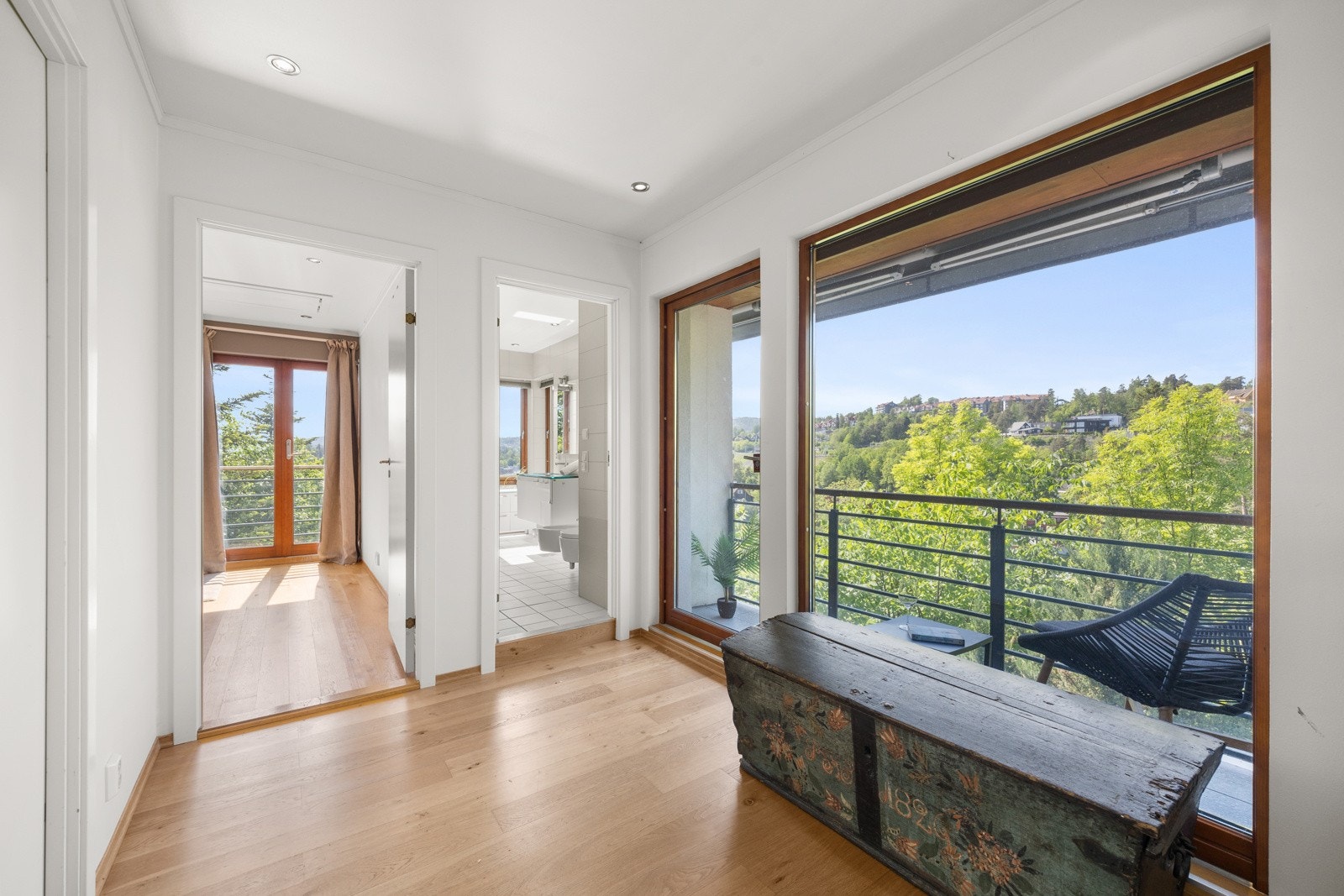 Fra 2. etg. kan en nyte flott og vid utsikt mot nærområde Galleribilde