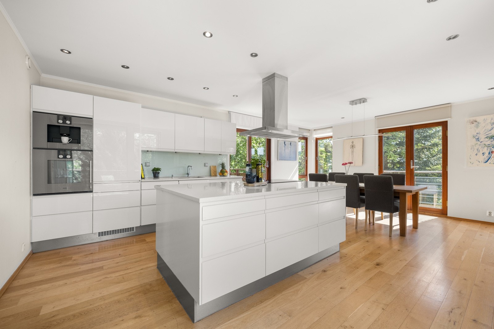 Stilrent og moderne kjøkken Galleribilde