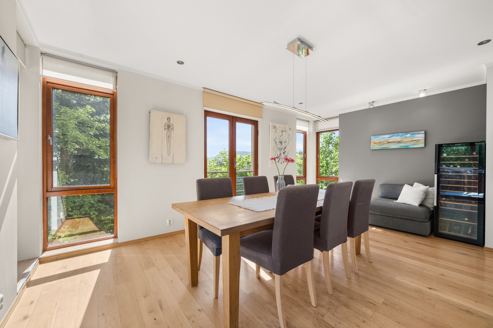 Også her er det god plass til et langbord og annet møblement Galleribilde