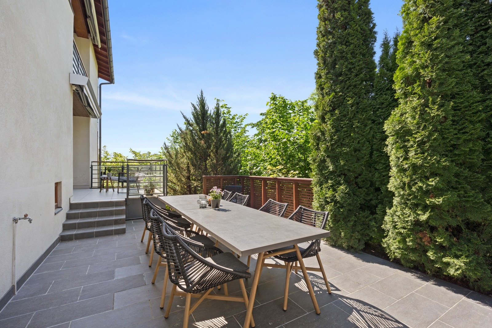 Ute er det plass til et langbord Galleribilde