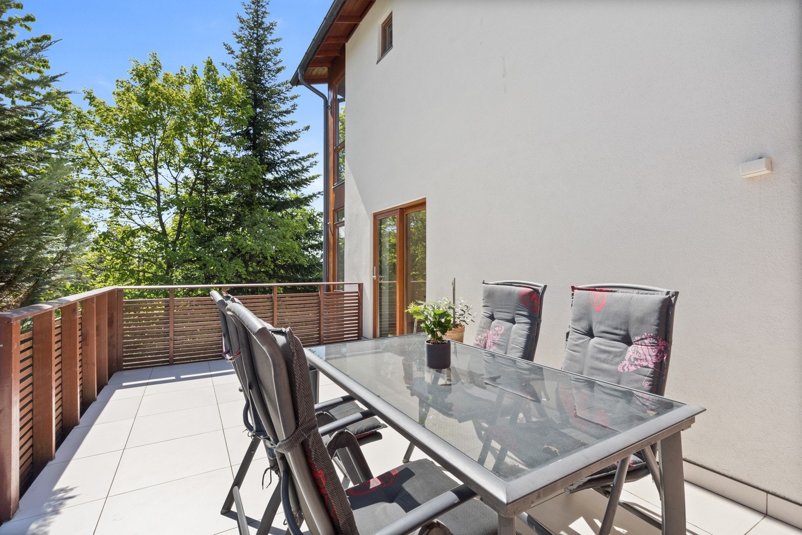 Til denne terrassen er det utgang fra spisestue/ kjøkken Galleribilde