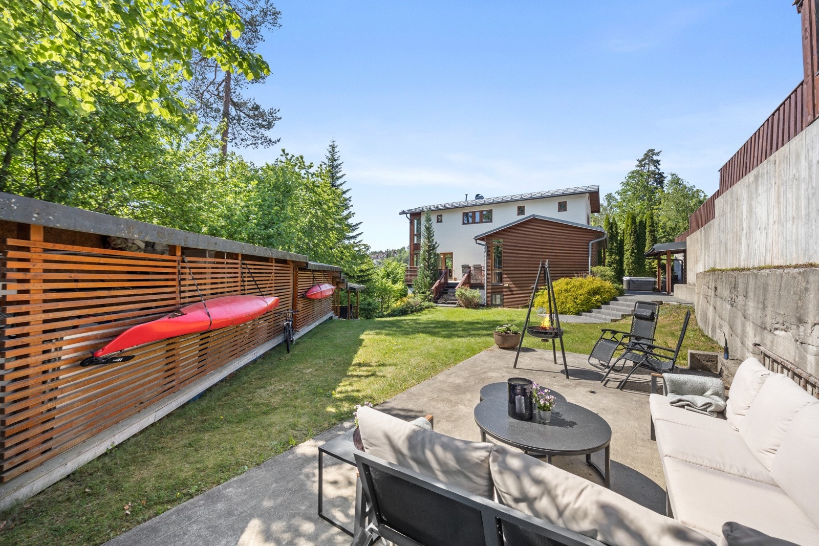 Tomten er pent opparbeidet og det er flere fine uteplasser, slik at solen kan nytes til enhver tid Galleribilde