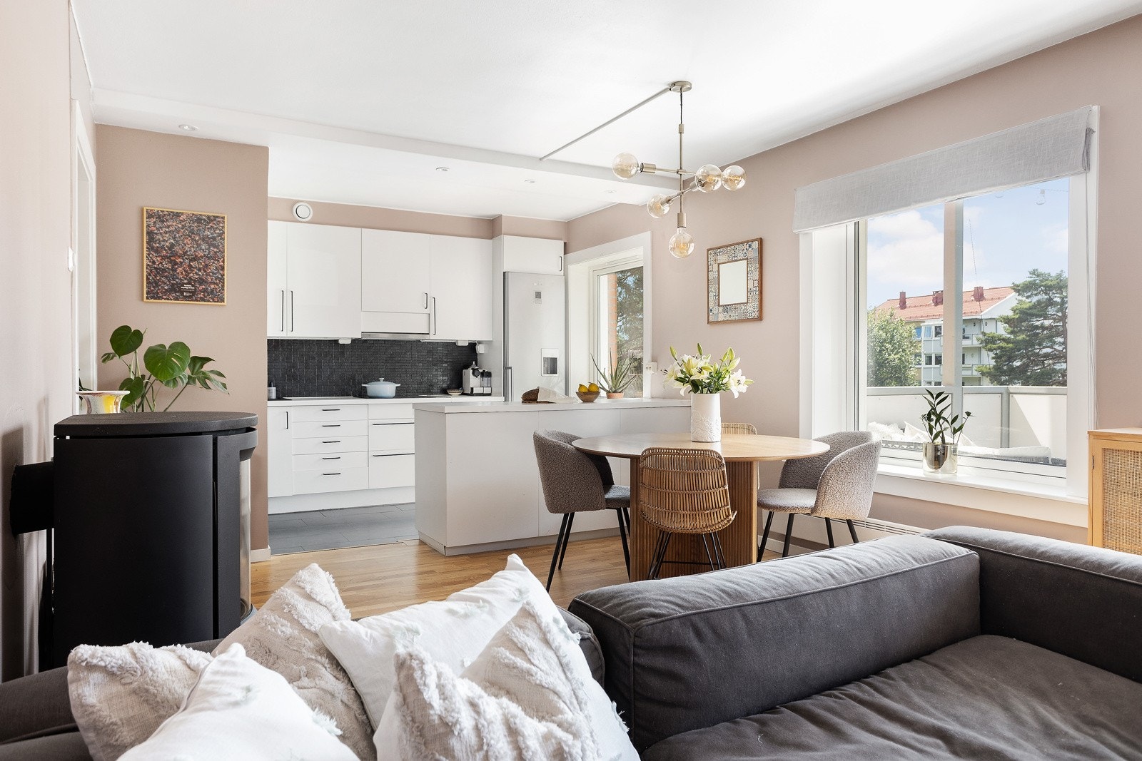- Velkommen til Feltspatveien 33, en tiltalende 2-roms hjørneleilighet med vestvendt balkong på 8 m² - Galleribilde