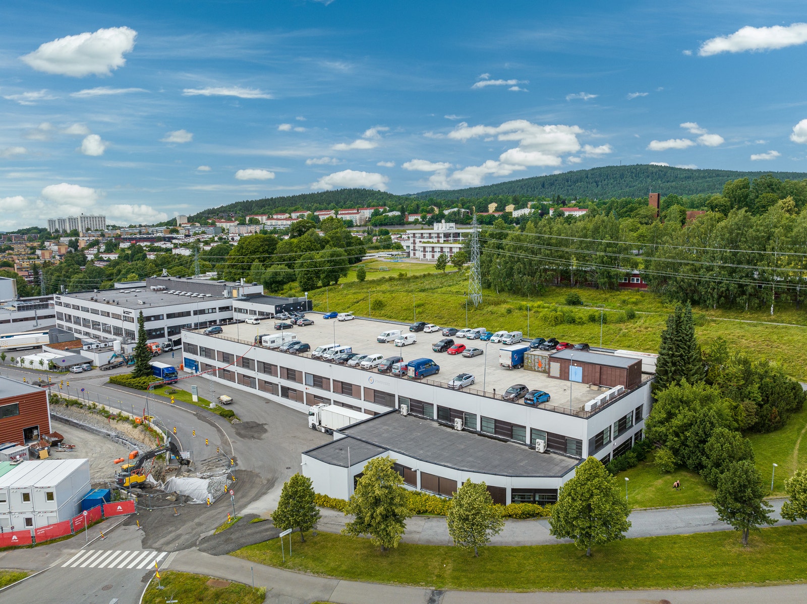 Eiendommen ligget godt eksponert mot diagonalen som binder Rv. 4, E6 og Østre Aker vei sammen. Kort vei til kollektivtransport. Galleribilde