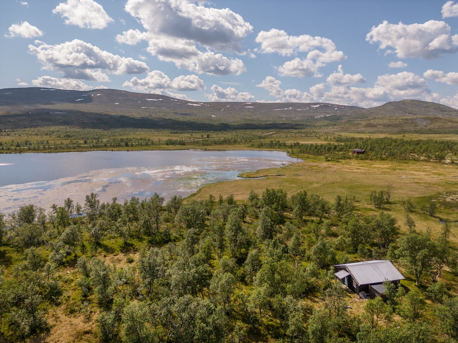 Hytten som medfølger ligger lengst vekk i bildet Galleribilde