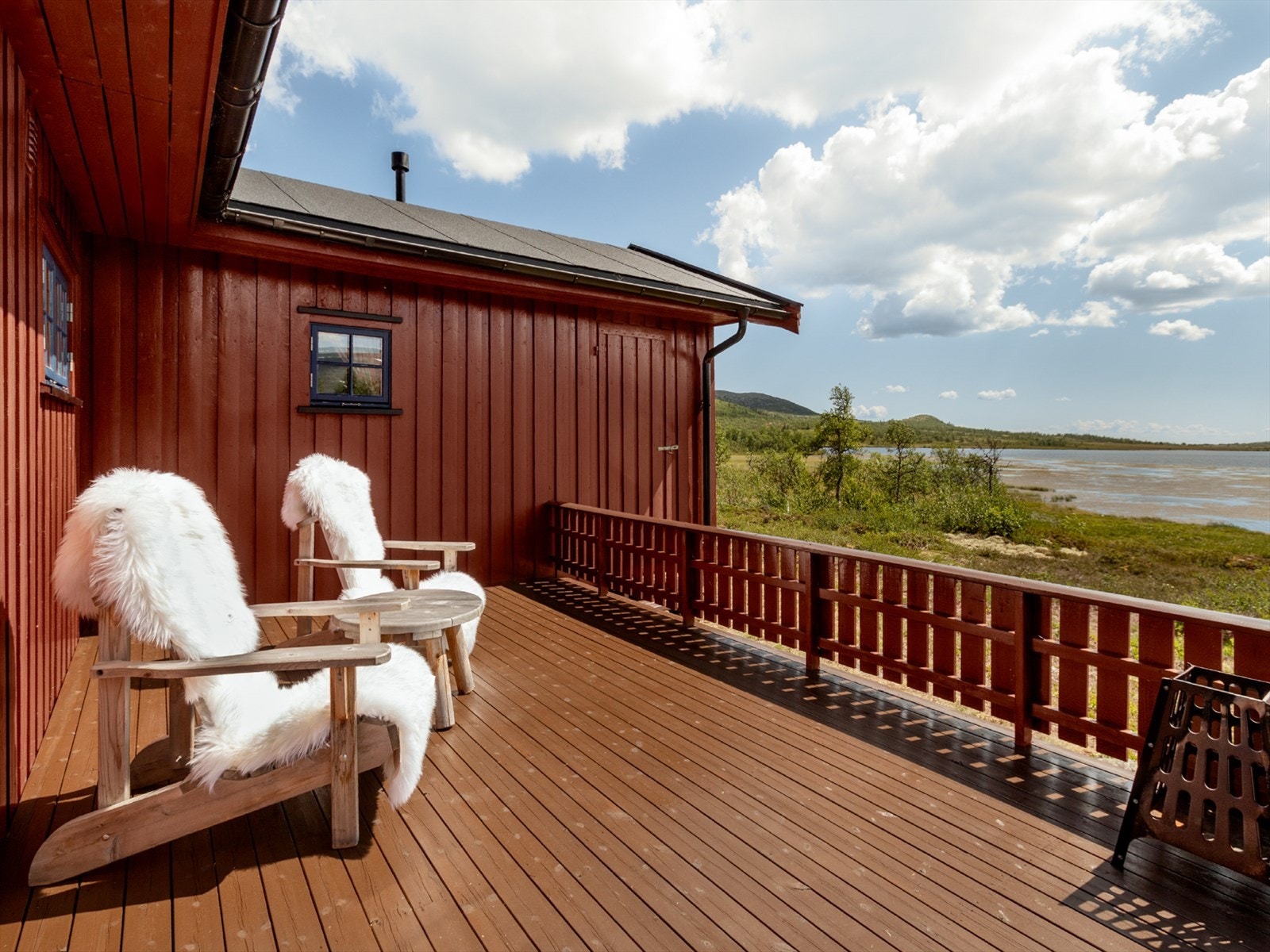 Terrassen på hytten - utsikt mot Trytjønn og landskapet rundt Galleribilde