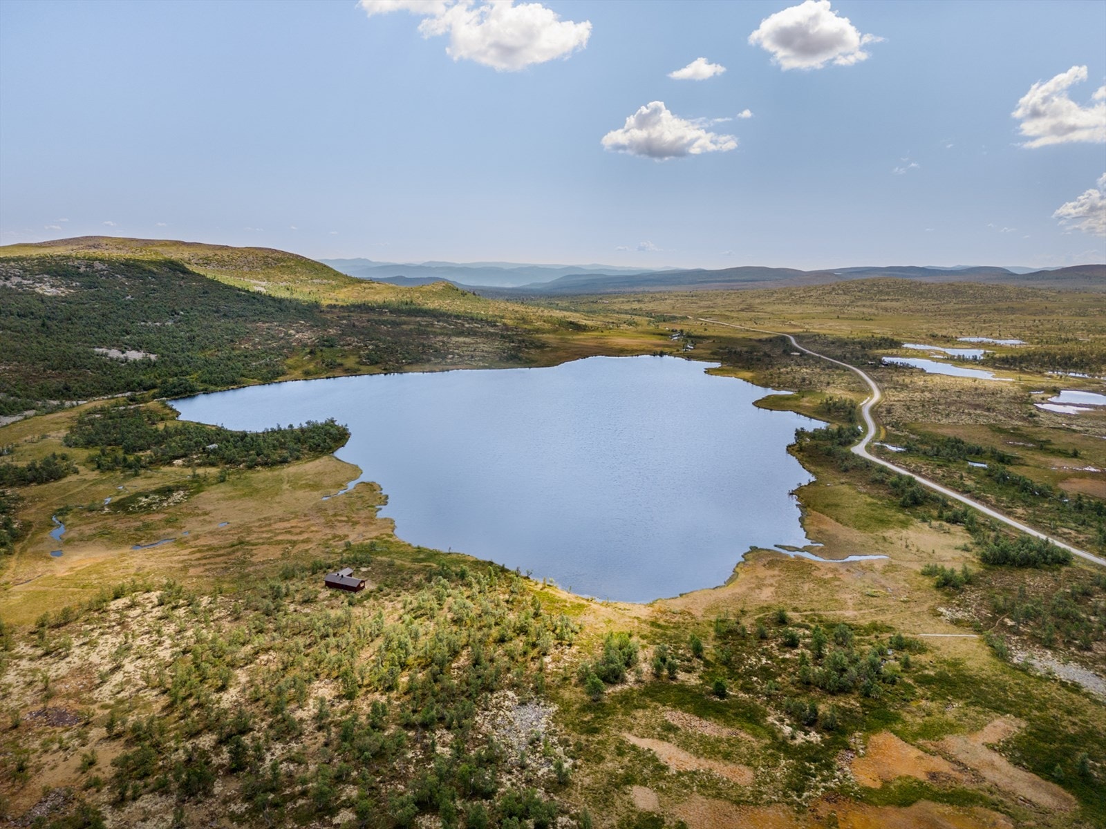 Oversiktsbilder, deler av eiendommen - hytten beliggende ved Trytjønn Galleribilde
