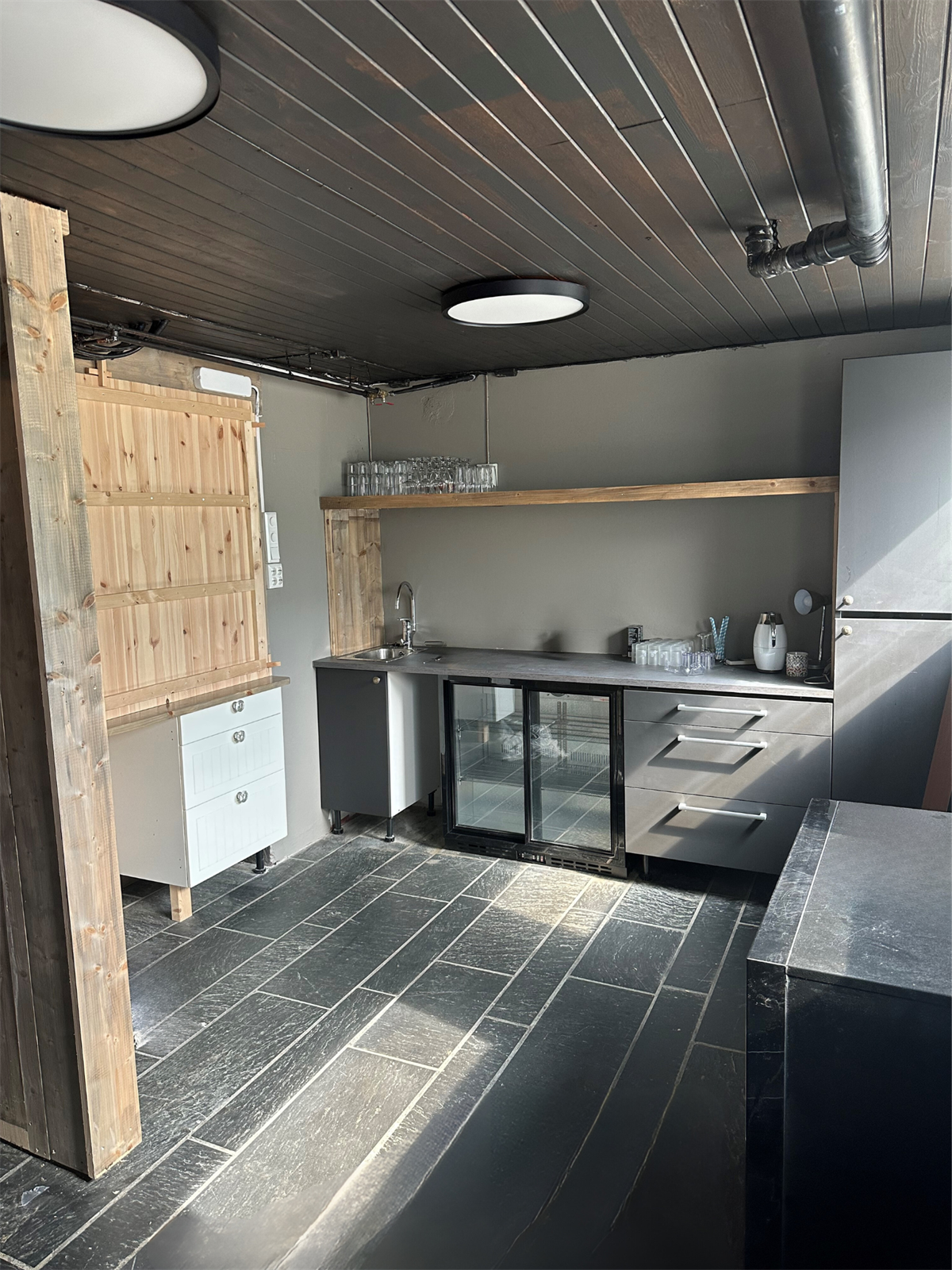 Kjøkken i underetasje med barløsning Galleribilde