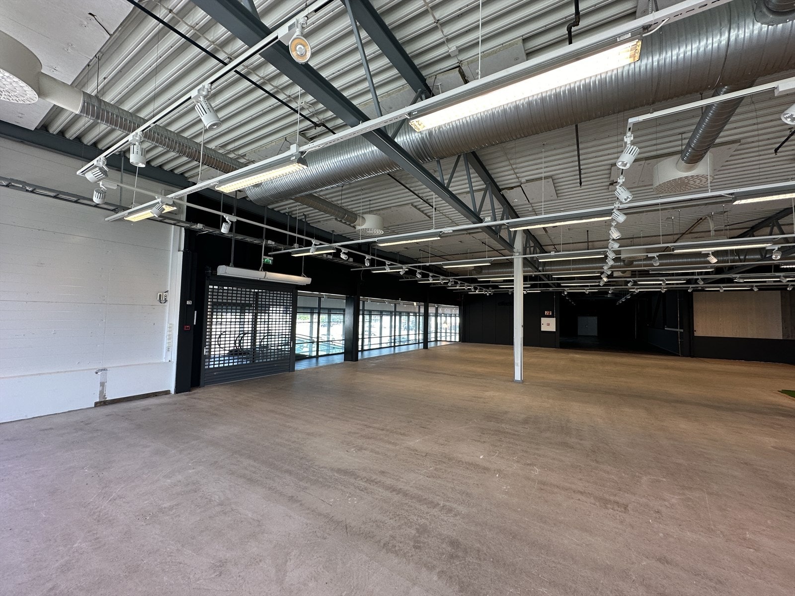 Inngangsparti v/gitter Galleribilde