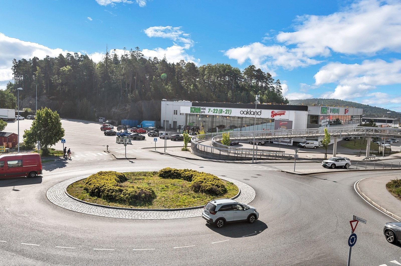 Meget sentral plassering og er godt synlig med enkel adkomst Galleribilde