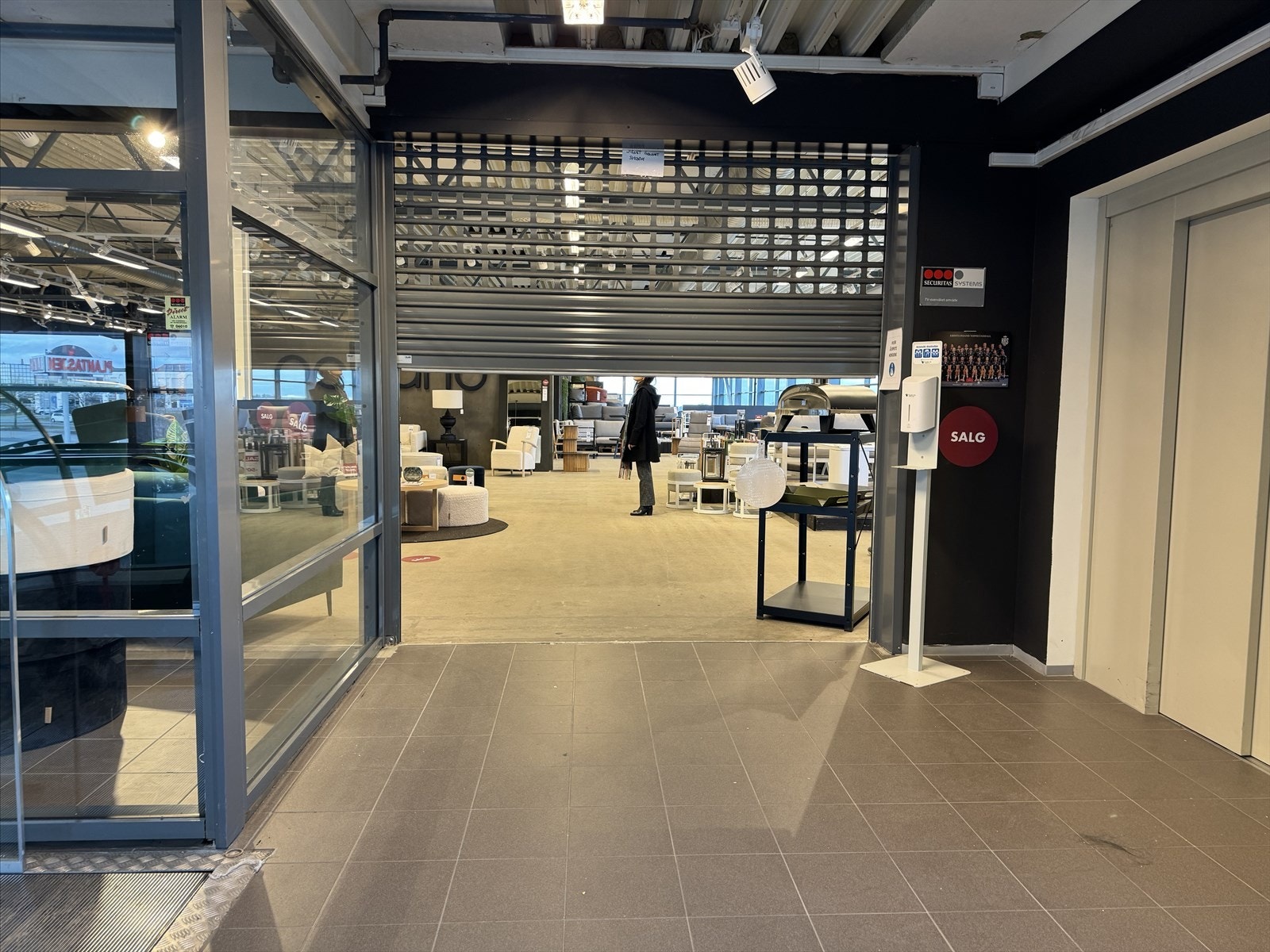 Inngangsparti 2. etg. Legg merke til vareheis til høyre Galleribilde