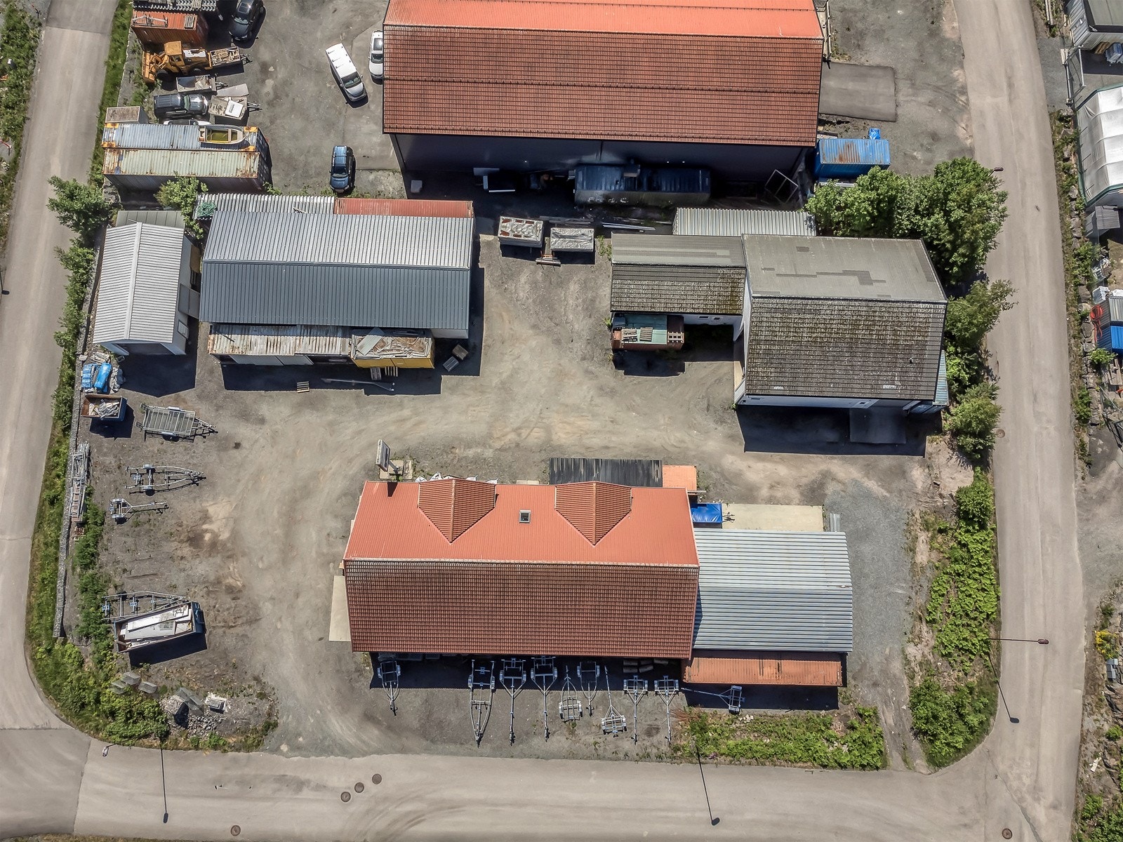 Det er oppført bygg i 2 av bygget hjørner, mens hovedbygget ligger med mulighet for å kjøre "rundt bygget" Galleribilde