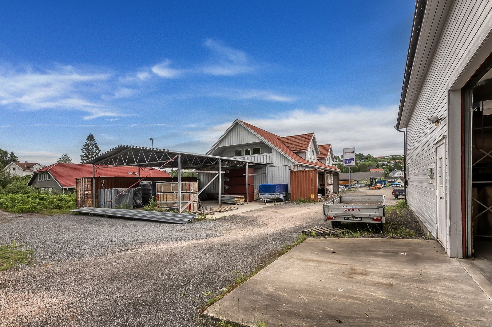 Hovedbygget fasade mot vest, her er det igangsatt nytt bygg - fungerer i dag som tekke. Galleribilde