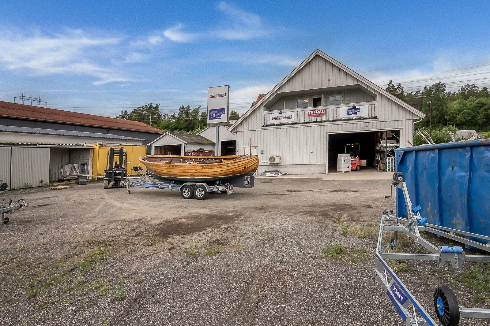 Hovedbygget har kjøreport mot øst og inngang til 1 og 2 etasje på sydsiden av bygget Galleribilde