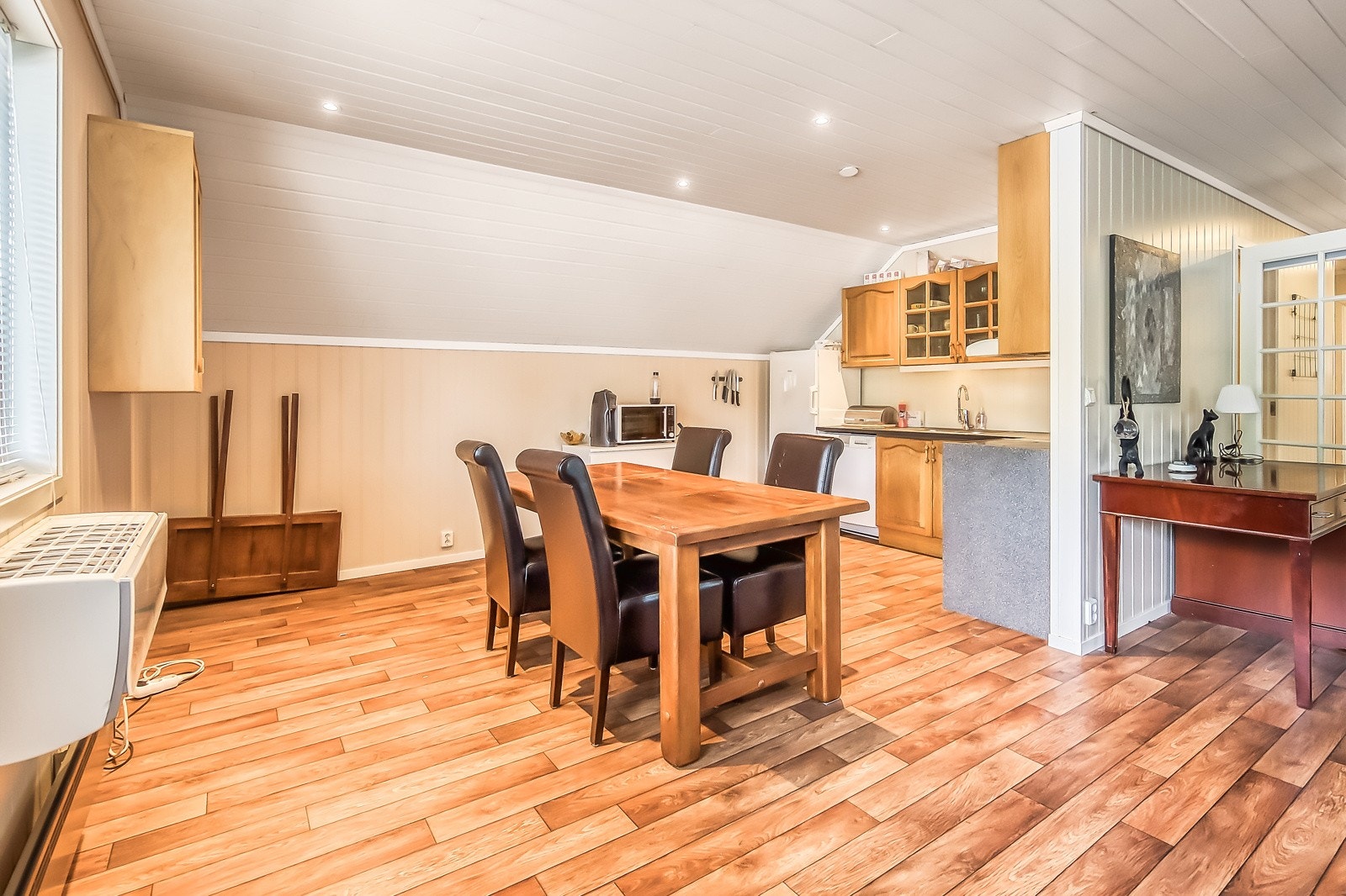 Kjøkken med spiseplass/Kantine Galleribilde