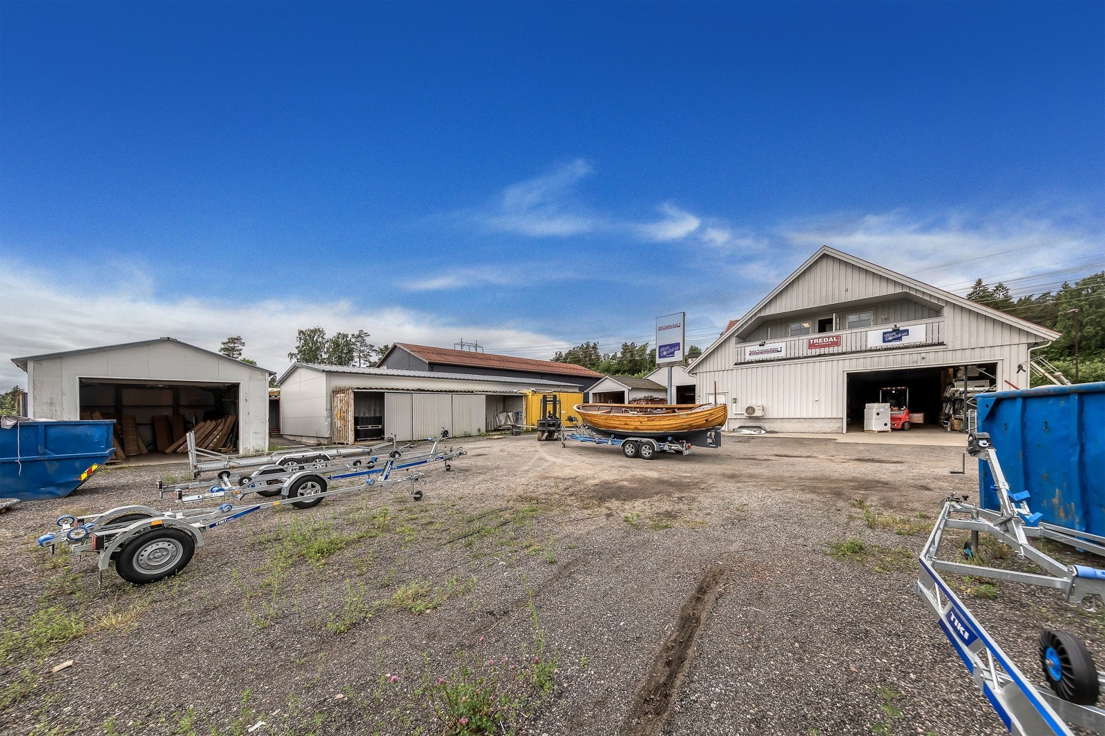 Fra gårdsplassen -Det er godt med parkering og lageringsplass Galleribilde